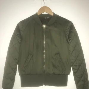  - Bomberjacka från H&M, som ny! 