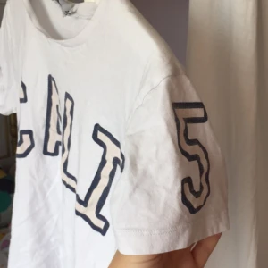  - Säljer nu en av mina favorit tröjor då jag slutat använda den fint skick jätte fin på 