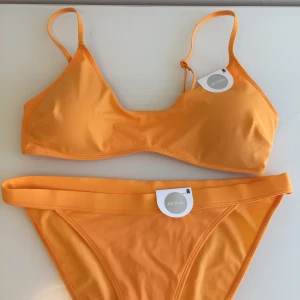  - Oanvänd bikini från Monki strl M, hann inte lämna tillbaka den. Padding går att ta ur. FRI FRAKT!!