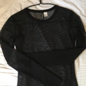  - Mesh tröja från H&M. Säljer för den är för liten för mig. Bara använd några gånger så ser som ny ut. Obs,ingen stretch alls. Köparen står för frakt🖤