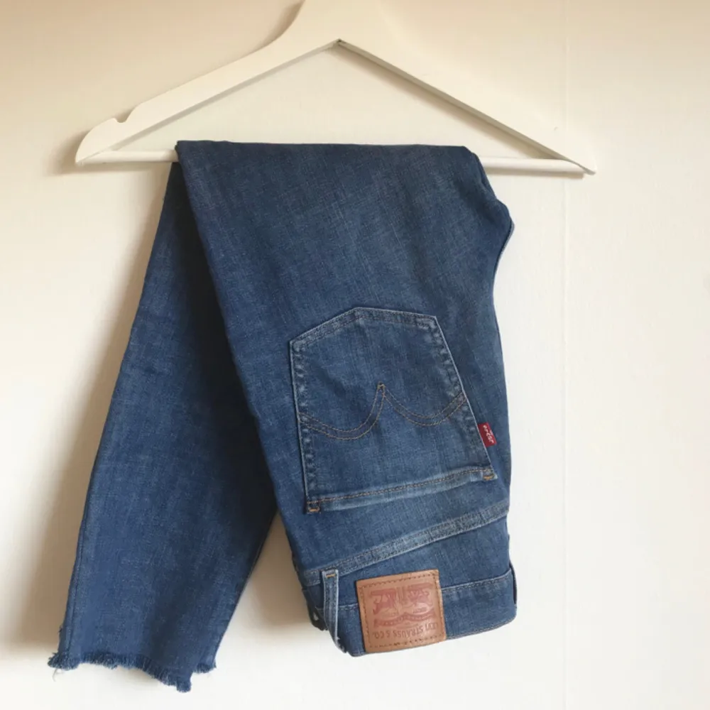 Levis jeans (skinny) i storlek 28. Skulle säg att dem motsvarar storlek S. Frakt tillkommer.. Jeans & Byxor.
