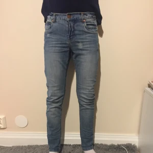  - Snygga blå jeans med lätta slitningar