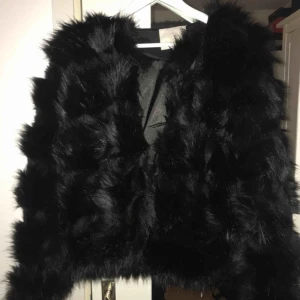  -  En pälsjacka från CHIQUELLE. En ny kostar 1300 kr!  Har använt den bara EN gång! Vid frågor om pris eller övriga kontakta !!!! Det finns inga duma frågor!  