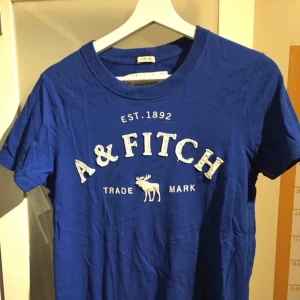  - Blå A&F tisha med vit logga. Aldrig använd så i toppen condition!