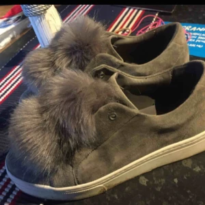  - GRYMMA SKOR. Bekvämaste skorna jag någonsin provat, bästa kvalite jag någonsin sett också. Mocka + päls. 38.5 i strl. Använda 3 gånger. Från sam edelman!