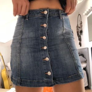  - Kjol storlek 38, passar 36