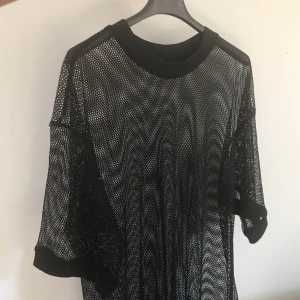  - Skitsnygg T-shirtklännig i mesh/nät från Monki 🙊 Har ett pyttelitet hål vid axelsömmen. Oversize modell så passar även en M/L. ✨ Kan mötas upp i Stockholm eller skickas mot frakt 💘💘💘 
