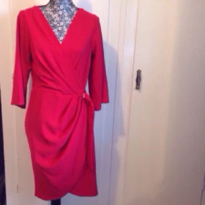  - Ursnygg designerklänning köpt i London! Prislapp kvar, inte ens provad.
