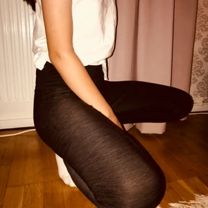  - Gråa träningsbyxor från hm, knappt använda och i fint skick!