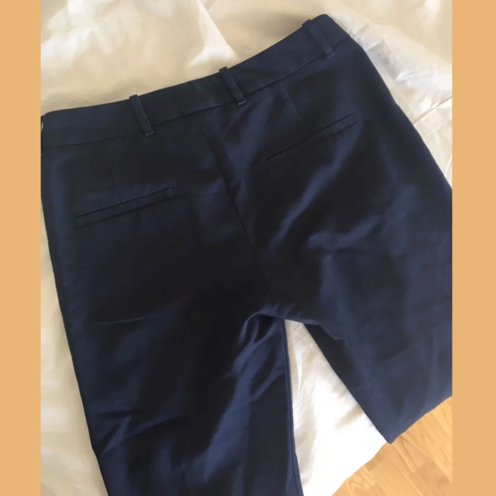 Mörk blå kostymbyxor från zara. I använt skick men såklart fina fortfarande. Frakt tillkommer på 20kr ☀️. Jeans & Byxor.