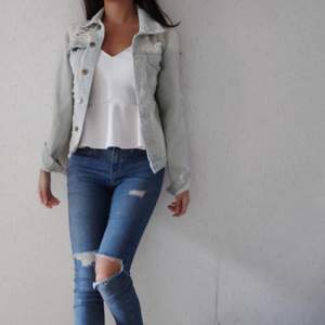 Fashion Nova jeans jacka med slitna detaljer. 