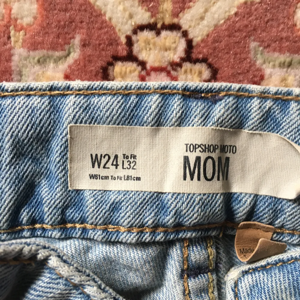 Topshop Mom jeans i W24 L32. Bra skick  Köparen står för eventuell frakt. Kan mötas upp i Stockholm!. Jeans & Byxor.