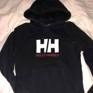 - HH tröja i använt men fint skick. Inköpt för ca. 3 år sedan. Står storlek S i den men skulle säga att den sitter som en XS/S. Köparen står för frakt💫  Betalning sker via Swish😇