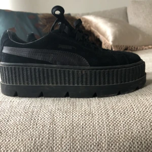  - Puma x fenty by Rihanna sneakars med dustbag. Använda en gång, säljes pga fel storlek.