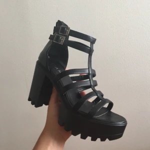  - Fest? Utekväll? Helt vanlig dag? Klackarna är perfekta och är en av mina favoriter. Använda få gånger innan de blev för små. Mycket bra skick! Hade strl 37 när jag köpte dem därmed passar för både strl 36 & 37 (originellt strl 36). Originalpris 499kr