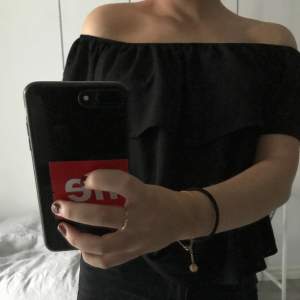 Svart off shoulder topp från Stradivarius. Storlek S men passar även XS och M då den är väldigt stretchig. Kan mötas upp i Uppsala annars står köper för frakten. Tar enbart swish! 