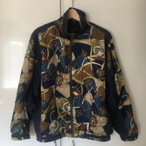  - Tunn jacka köpt på Beyond retro. Snyggt mönster, perfekt till festival. Passar XS-L.  Köpare står för frakt. Kan även mötas upp i Oskarshamn/Västervik fram till 25 augusti, därefter i Uppsala/Sthlm. 