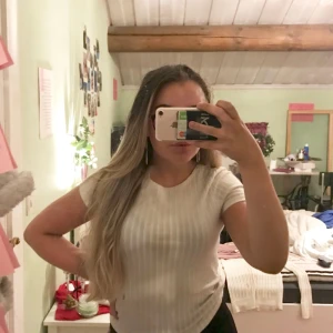  - Supersnygg ribbad t-shirt