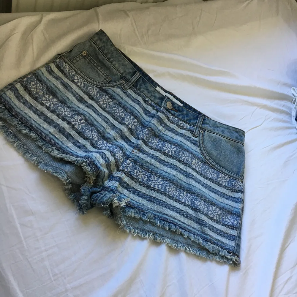 Helt nya jeansshorts från Cubus. Använt endast en gång. Jättefint mönster på framsidan. I storlek 38. . Shorts.