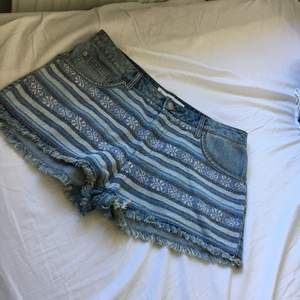 Helt nya jeansshorts från Cubus. Använt endast en gång. Jättefint mönster på framsidan. I storlek 38. 