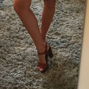  - Träklackar i riktigt skinn. Dessa klackskor är i gott skick men med lite repor på vissa ställen (skickar bild)  Storlek 39 (passar även en 38 vilket jag är) 