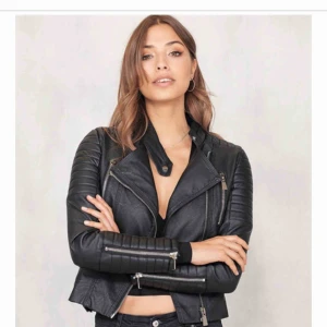  - Jag byter mot en exakt samma eller militär grön fast i storlek 34/36 jag står för frakten jag säljer också den och byter