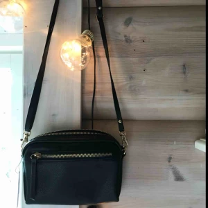  - Söt liten axelremsväska med gulddetaljer. Helt ny!  Frakt tillkommer (: