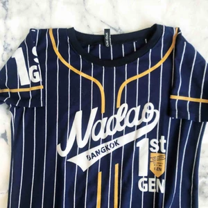  - Baseball T-shirt! Skit snygg!  Storlek S 50kr 