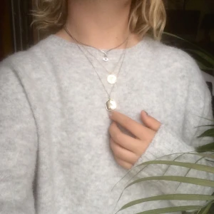  - Gosetröjan till salu!!! Grå myströja med slits vid benen. Snygg, sparsamt använd & ser ut som nyskick. Säljer pga att den inte riktigt passar min stil längre. (Nypris 300kr)  🌻Mötas i Malmö?/Frakt tillkommer🦕 No refunds 🌻