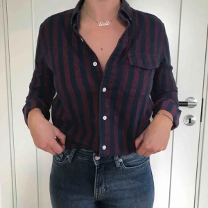  - En skjorta i lila och blått. Köpt i New York. Sparsamt använd då den är för liten för mig, men väldigt skön✨Frakt ingår ej