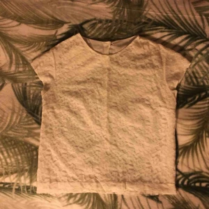  - Vacker blus med lysande knappar på baksidan!!! Den har inget märke så tror den kan vara självgjord (fått den för länge sen). Använd men bevarad i fint skick. Small 50kr