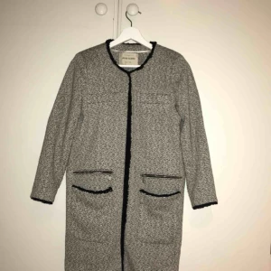  - Kappa från River Island.  Strl 6, motsvarar strl 32. Använd 1 gång, säljer pga för liten för mig. Kan skickas men köparen står för frakten. Nypris: 1000 kr 