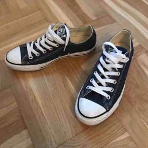  - Converse, använda 2 ggr. Lite märken på sulan men går att få bort m en tandborste lr suddgummi. Frakt+70kr. 