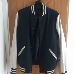  - Fin, knappt använd jacka. Fake-skinn på ärmar, ull och polyester på resten. 