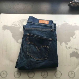  - Mina gamla favoritbyxor!! Levi’s i modellen 710 super skinny - sitter väldigt snyggt!!  Använda en del men fortfarande i bra skick.  Köparen står för frakten🌹