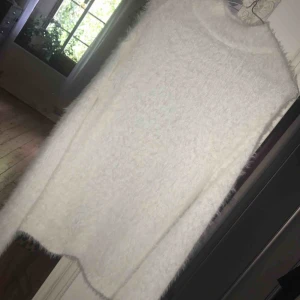  - Vit stickad tröja. I nyskick. Frakt 39 kr. 