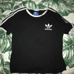  - Säljer denna svarta adidas t-shirten i storlek S