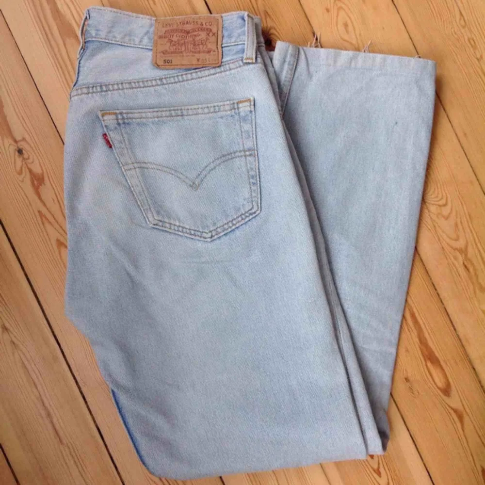 Äkta Levis 501 vintage i en riktigt snygg ljus tvätt som passar till allt.Passar ca storlek 40, lite större lite mindre funkar nog också! . Jeans & Byxor.