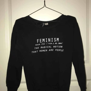  - Svart tjocktröja med tryck. Inget tryck bakom. Inte struken, använd 2 gånger och är i fint skick.  MÖTS I STOCKHOLM!