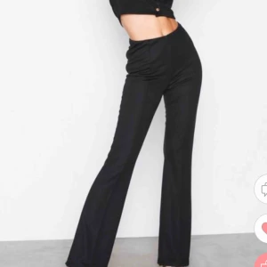  - Säljer ett par bootcut byxor i trikåt, med pressveck fram, från nelly då dom är för små för mig! Vid frågor eller fler bilder kontakta mig! FRAKTEN INGÅR I PRISET! 🌸🌸