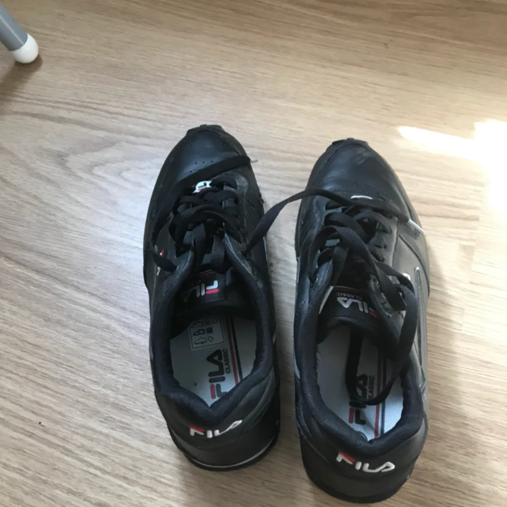 Fila sneakers i äkta skinn/läder.  Använd endast någon gång så som nya! Storlek 41 (men mer som 40).. Skor.