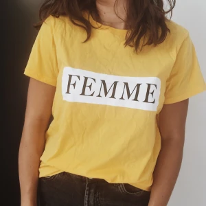  - Ball t-shirt i gult 🌞🌻 / STORLEK: M men passar även mindre för en mer oversize look / SKICK: Som ny, endast använd ett fåtal gånger / MATERIAL: 100% bomull / Skriv gärna vid övriga frågor!