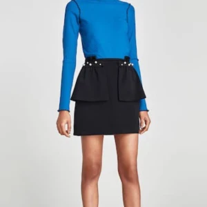  - Slutsåld och ombloggad svart minikjol från Zara med veckad linning, peplumryggentyg med pärlapplikationer. Knäppning i  med dold dragkedja i sömmen. Ny med lapp kvar. Frakt tillkommer.