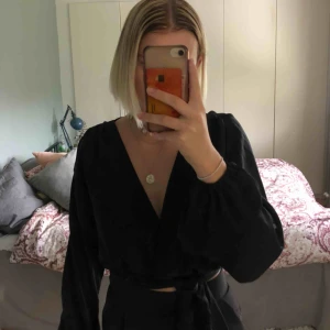  - Helt oanvänd omlott blus med knytning i midjan från Asos i strlk S. Frakt ingår ej 