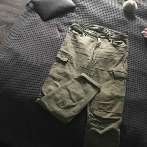 - Cargo pants i grön färg. Extremt sköna och använda ett fåtal gånger. Väldigt stretchiga så passar XS,S,M beroende på hur man vill att de ska sitta. Köparen står för frakt 