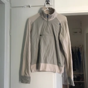  - Adidaströja med dragkedja vid bröstet. Superfin, superfräsch. :) frakt: 90 kr, kan mötas i Sthlm