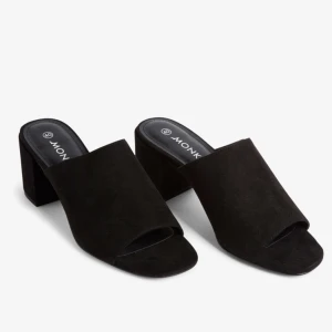  - Jättefina skor från monki, aldrig använda. 36:or men passar mig med storlek 37. Köparen står för frakt, kan mötas upp i Stockholm💖