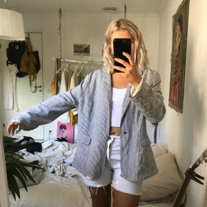 Snygg randig linnekavaj - Supersnygg randig kavaj i linnetyg. Köpt på beyond retro, fransar sig lite nere i ena hörnet 