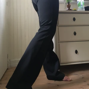  - Utsvängda kostymbyxor från Zara. Insydda sömmar på framsidan. Stängs med en dragkedja på ena sidan. Oanvända så de är helt i nyskick. 