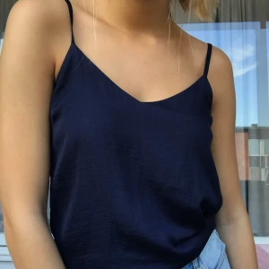  - Mörkblått Linne med band som går att justera!☀️